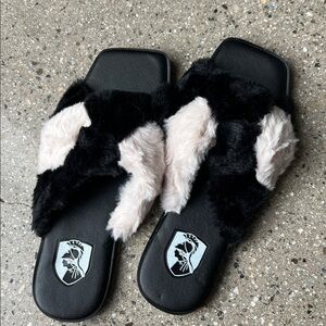 NWT Vivienne Hu ( VHNY) Women’s Color Block Knotted Faux Fur Slippers Size 38.